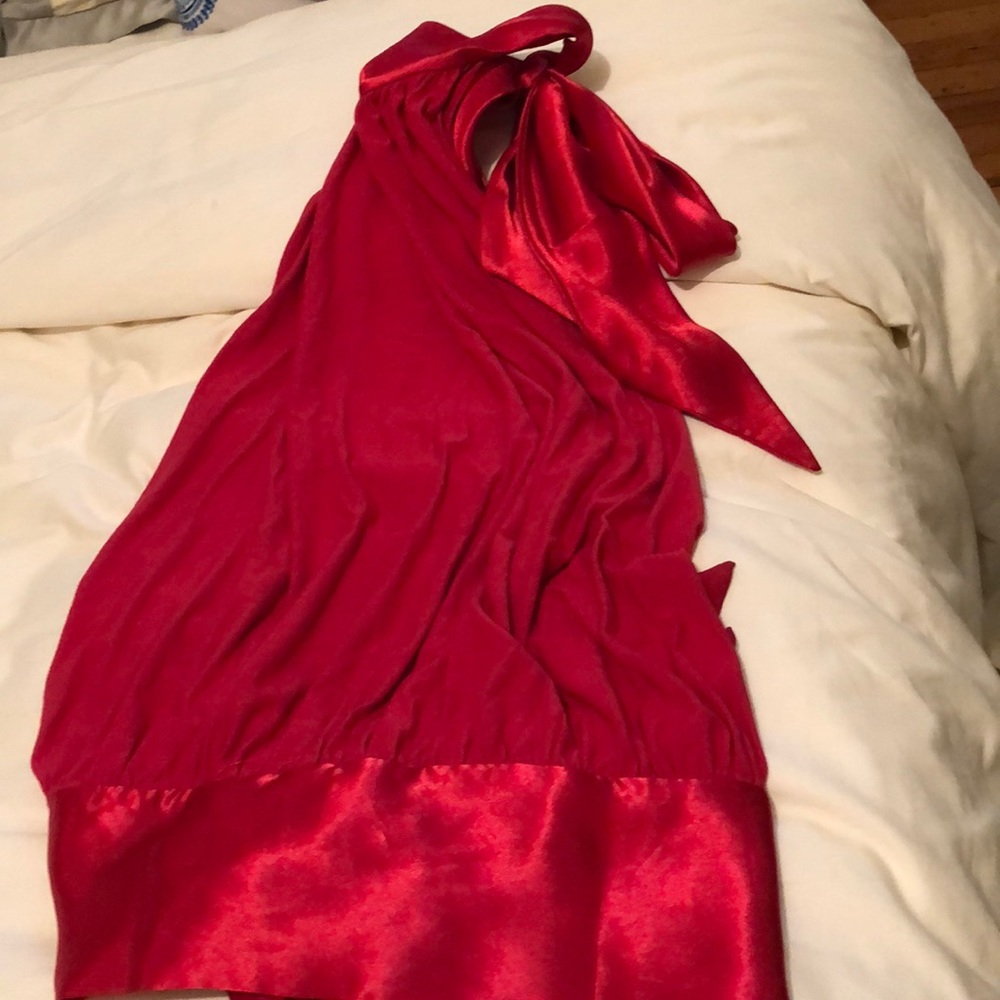 Open back,ties at neck